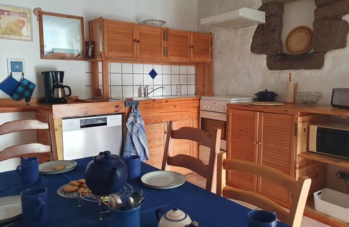 Ver Cottage | Family-friendly cottage Raisin with large garden and animals