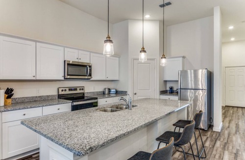 Crowley House | Family Friendly Cozy 4 Bedroom, Free Snacks & Coffee