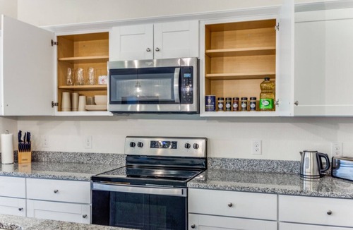 Crowley House | Family Friendly Cozy 4 Bedroom, Free Snacks & Coffee
