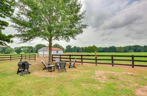 Bowie County House | Family-Friendly De Kalb Getaway w/Fire Pit!