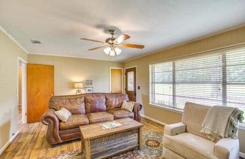 Bowie County House | Family-Friendly De Kalb Getaway w/Fire Pit!