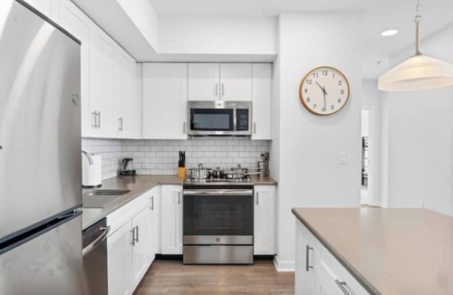 Hackensack River Waterfront Apartment | Family Friendly Deluxe 2/2 Condo: 15 mins to NYCnn