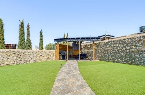 El Paso House | Family-Friendly El Paso Home: Hike, Shop & Explore