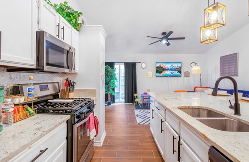 North San Antonio - SAT House | Family Friendly Escape Downtown Patio & Yard