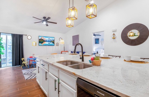 North San Antonio - SAT House | Family Friendly Escape Downtown Patio & Yard