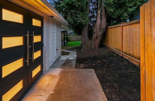 North City House | Family Friendly! Foodie kitchen w/central AC & big fenced yard. 12m to Seattle