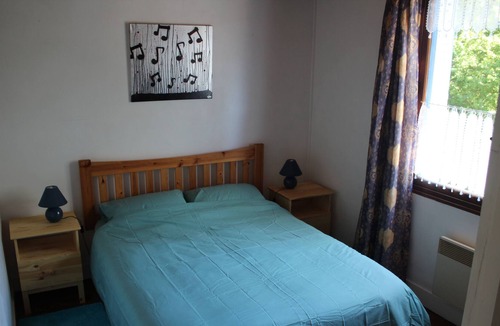 Vayres Cottage | Family friendly gite near Rochechouart, with heated pool and fishing lake