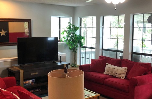 Malakoff House | Family Friendly Gorgeous 5 Bdrm, Open Water, New Boathouse, Firepit, & Fenced
