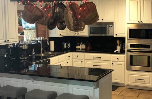 Malakoff House | Family Friendly Gorgeous 5 Bdrm, Open Water, New Boathouse, Firepit, & Fenced