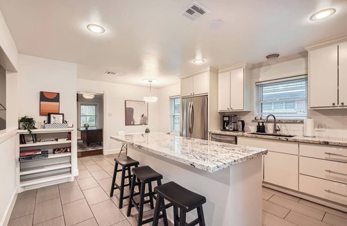 Braeswood Place House | Family-Friendly Home in Braeswood - Prime Location