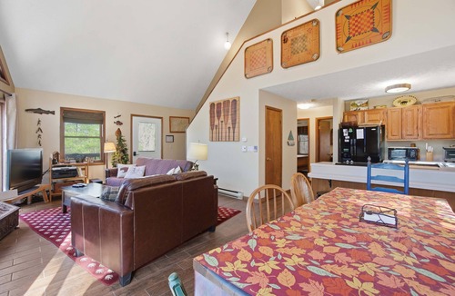 North Glade Hills House | Family-Friendly Home w/Hot Tub Fire Pit Games