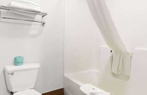 Joliet Hotel | Family-Friendly Joliet Stay with Pool, Breakfast & Easy Access to Route 66