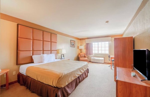 Beeville Hotel | Family-Friendly King Room w/Dining Space & Private Bath Near Beeville Sites