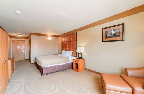 Beeville Hotel | Family-Friendly King Room w/Dining Space & Private Bath Near Beeville Sites
