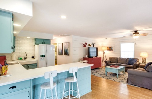 La Cygne House | Family-Friendly Lake Getaway w/ Dock Near KC!