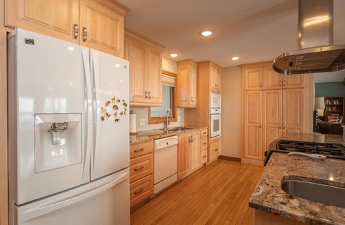 Alexandria House | Family-Friendly Lakeside Retreat with Pontoon & Paddle Boat- JULY week available