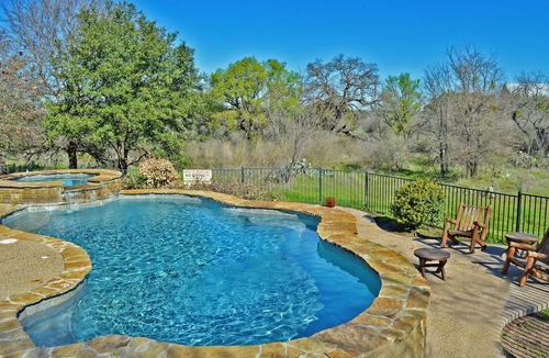Marble Falls Cabin | Family Friendly LBJ Log Retreat w/Pool, Hot Tub