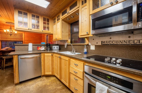 Canyon Lake House | Family-Friendly Log Cabin, Pool, Pickleball, Modern Comfort in Hill Country