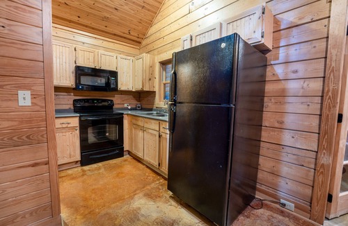 Canyon Lake House | Family-Friendly Log Cabin, Pool, Pickleball, Modern Comfort in Hill Country