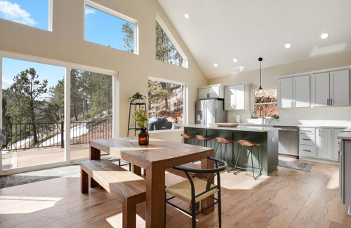 Rainbow Valley Cabin | Family-Friendly Mountain Escape | Hot Tub + Views