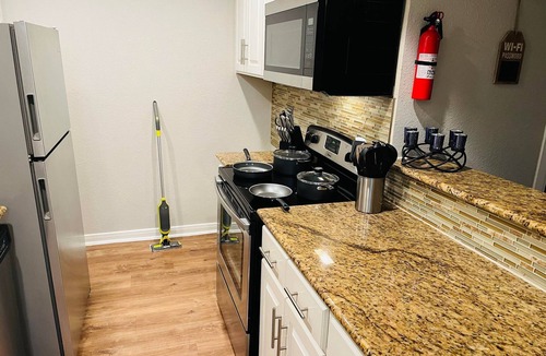 Garden Oaks Condo | Family Friendly | Near Galleria & Downtown | Pool