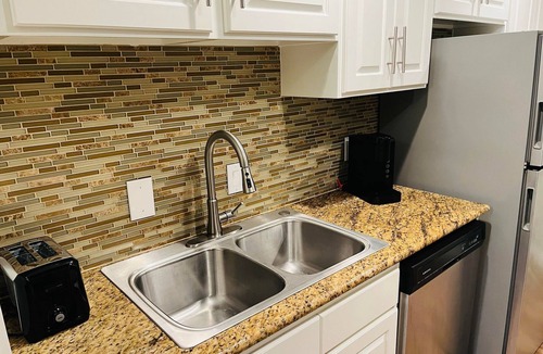 Garden Oaks Condo | Family Friendly | Near Galleria & Downtown | Pool