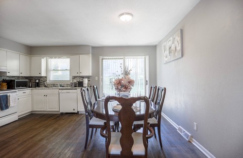 Overland Park Condo | Family Friendly Overland Park home w/king bed
