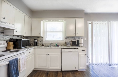 Overland Park Condo | Family Friendly Overland Park home w/king bed