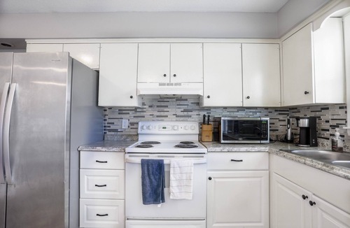 Overland Park Condo | Family Friendly Overland Park home w/king bed