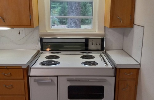 Muskegon House | Family Friendly & Pet Friendly Retro-Meets-Modern