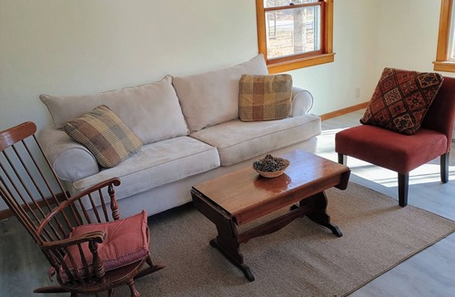 Muskegon House | Family Friendly & Pet Friendly Retro-Meets-Modern