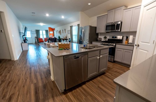 Hutto House | Family Friendly | Private | Spacious | Modern