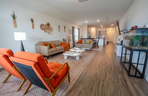 Hutto House | Family Friendly | Private | Spacious | Modern