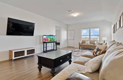 Hutto House | Family Friendly - Private - Spacious - Modern - Pool