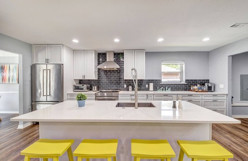 Northeast Carrollton House | Family-friendly, Remote work, Near Highways, King bed, Grill, Games, Foosball