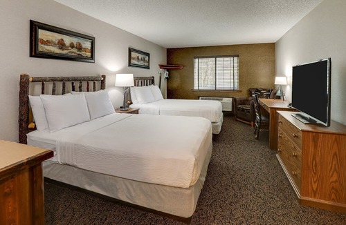 Johnston Hotel | Family-Friendly Retreat w/Pool Onsite | 5.5 mi to Living History Farms