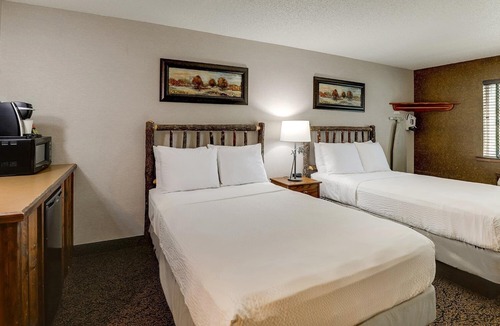 Johnston Hotel | Family-Friendly Retreat w/Pool Onsite | 5.5 mi to Living History Farms