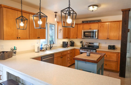 La Porte House | Family Friendly Retreat, sleeps 12+, full basketball court, Large inground pool