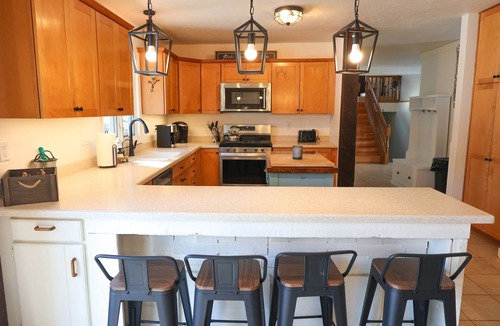 La Porte House | Family Friendly Retreat, sleeps 12+, full basketball court, Large inground pool