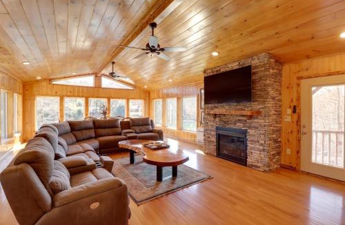 Wilburn House | Family-Friendly Riverfront Manor on the Little Red