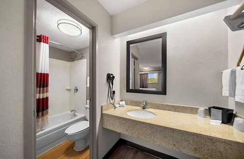 Las Colinas Hotel | Family-Friendly Room Near Airport, Lake Activities, Golf & Outlet Shopping
