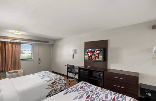 Las Colinas Hotel | Family-Friendly Room Near Airport, Lake Activities, Golf & Outlet Shopping
