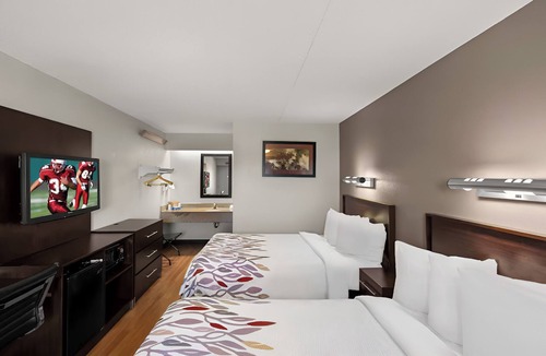 Las Colinas Hotel | Family-Friendly Room Near Airport, Lake Activities, Golf & Outlet Shopping