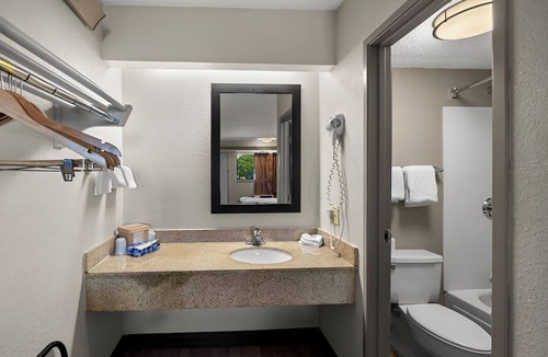 Las Colinas Hotel | Family-Friendly Room Near Airport, Lake Activities, Golf & Outlet Shopping