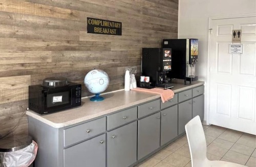 Greater Greenspoint Hotel | Family-Friendly Room w/2 Queen Beds | Less Than 7 Miles from IAH | Free Parking