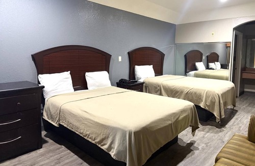 Greater Greenspoint Hotel | Family-Friendly Room w/2 Queen Beds | Less Than 7 Miles from IAH | Free Parking