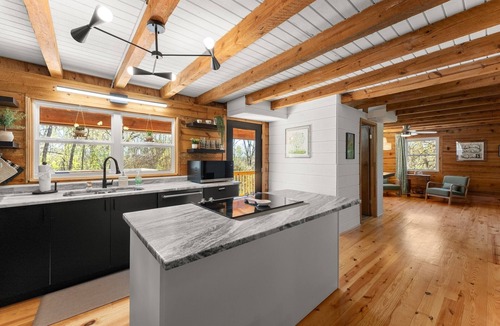 Gainesville Cabin | Family Friendly, Sleeps 11, Pets allowed!