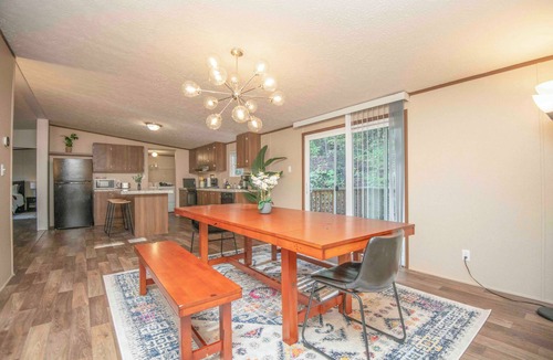 Greenway House | Family-Friendly Spacious Modern Comforts w Firepit