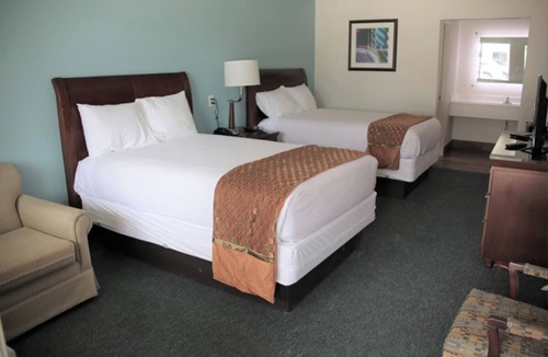 Cuero Hotel | Family-Friendly Stay – 4 Rooms, Onsite Pool & Convenient Location for Travelers