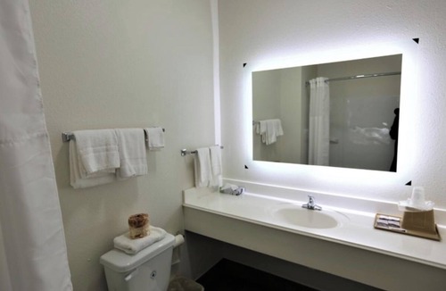 Cuero Hotel | Family-Friendly Stay – 4 Rooms, Onsite Pool & Convenient Location for Travelers